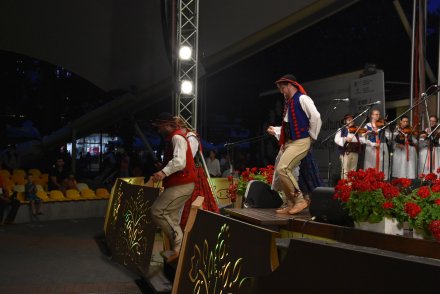 Piąty dzień Tygodnia Kultury Beskidzkiej w Wiśle - występy w wiślańskim amfiteatrze - Zespół Romanka z Sopotni Małej